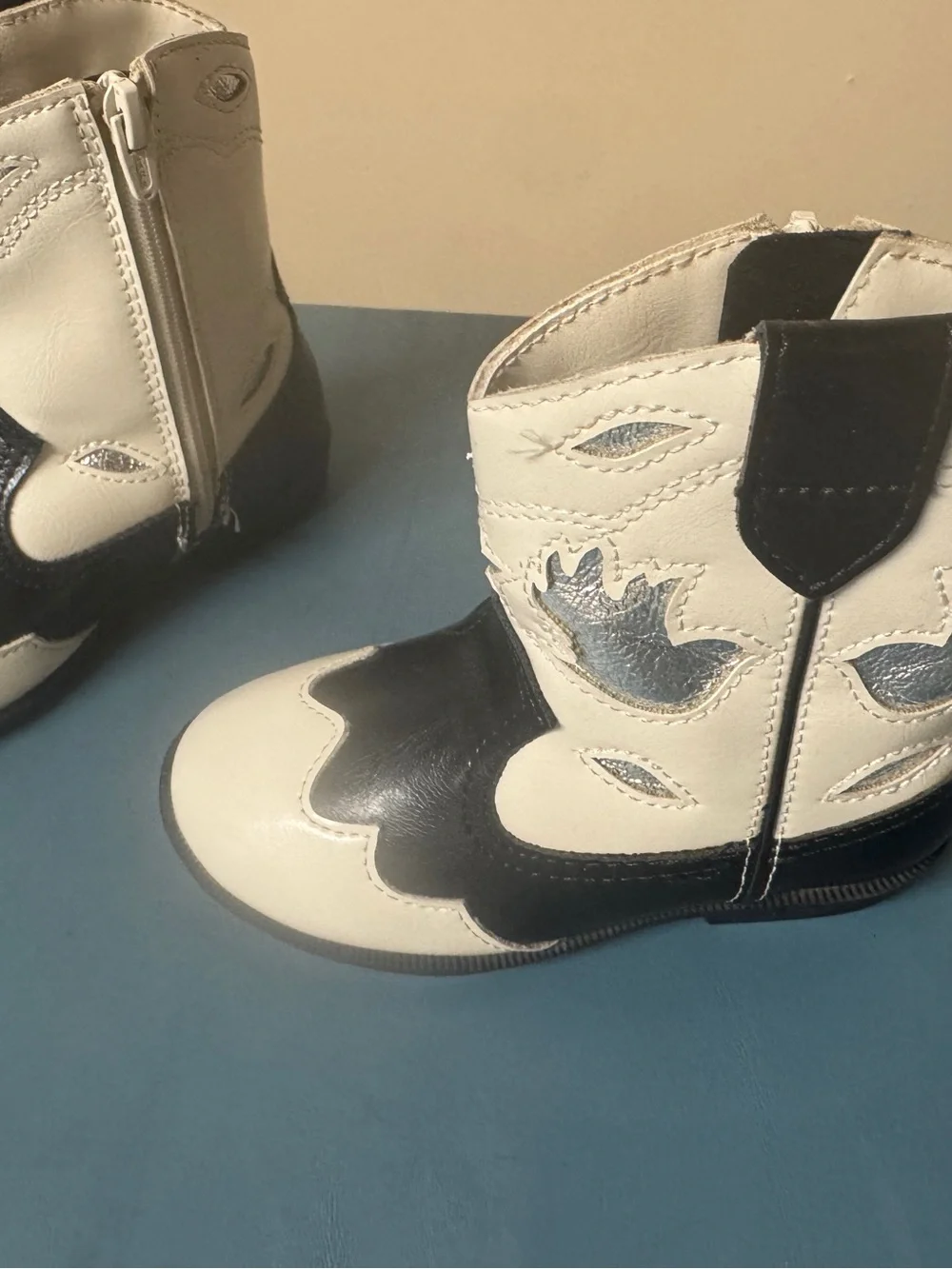 Zara Crème and black leather boots toddlers girl size 5